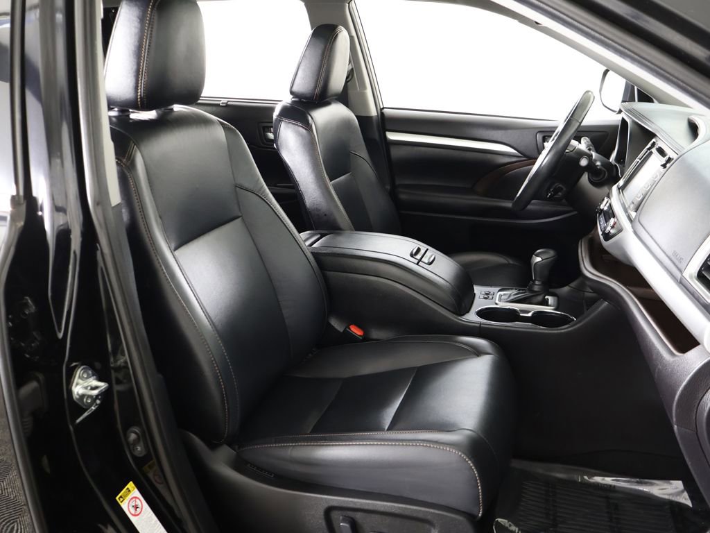 Used 2019 Toyota Highlander XLE AWD/4WD image 32