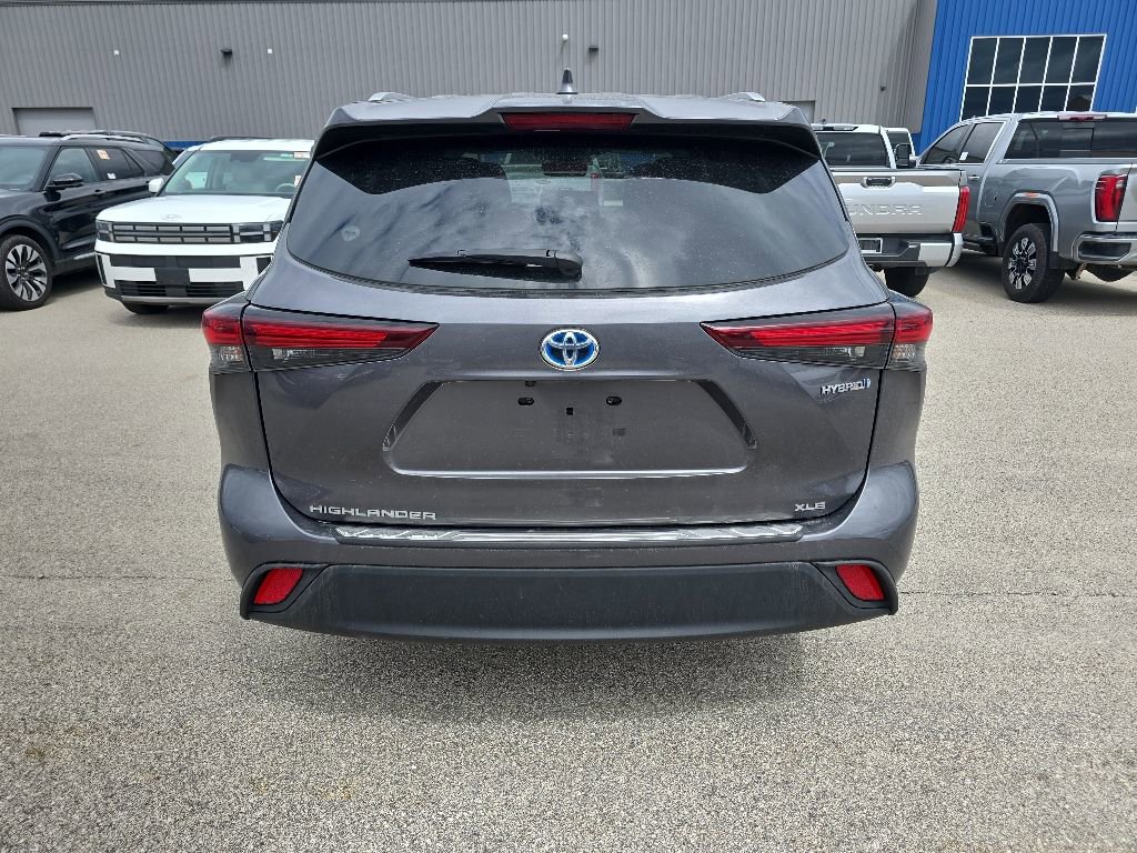 Used 2024 Toyota Highlander XLE AWD/4WD image 4