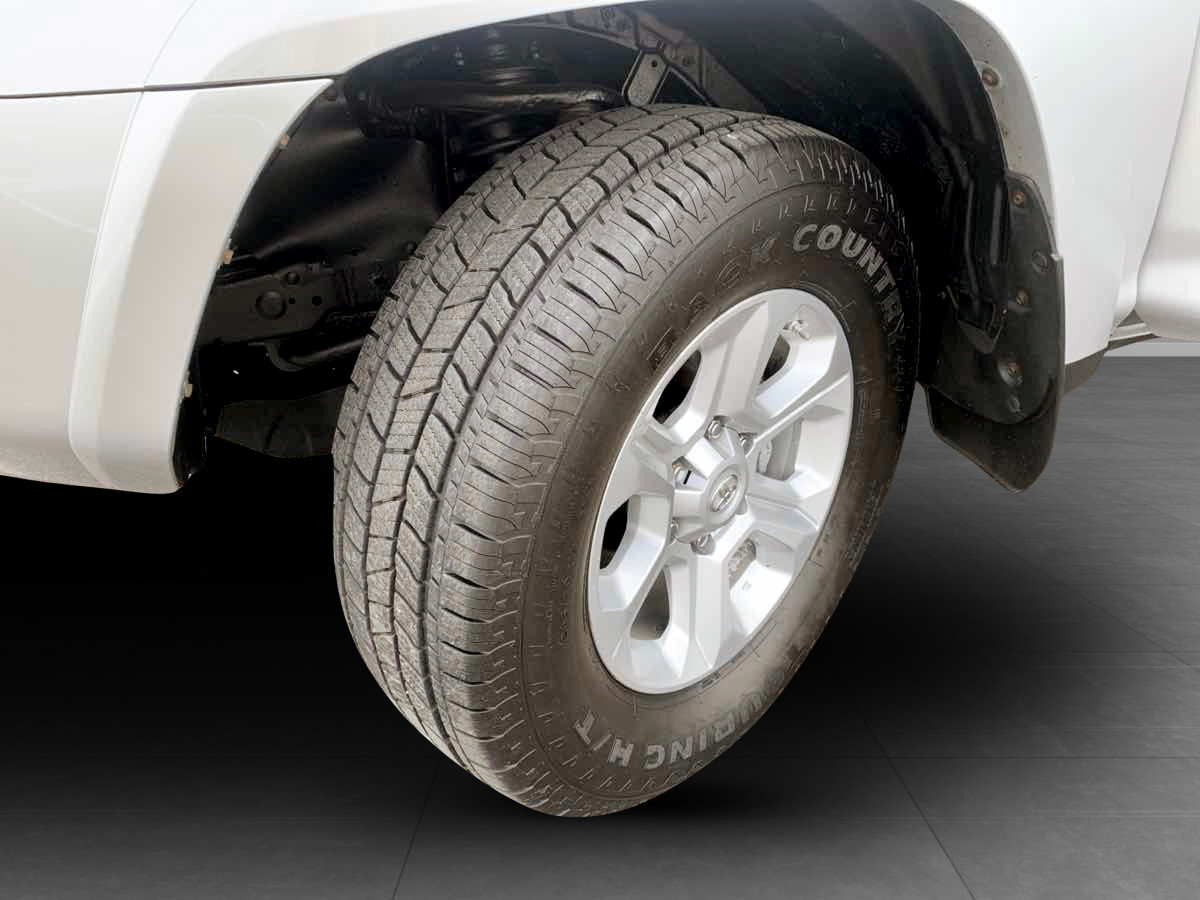 Used 2017 Toyota 4Runner SR5 AWD/4WD image 12