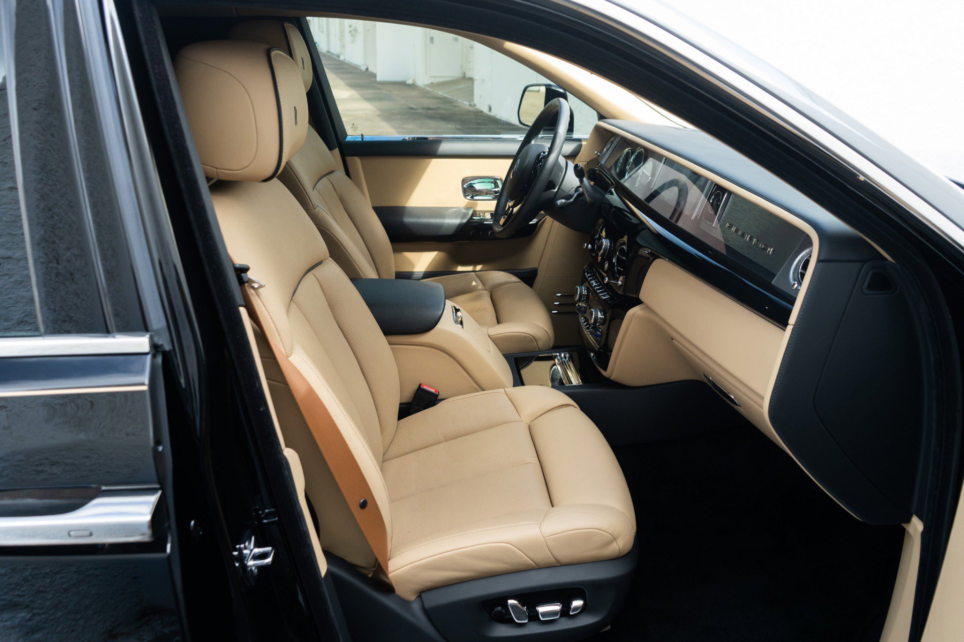 Used 2022 Rolls-Royce Phantom Extended Wheelbase image 18