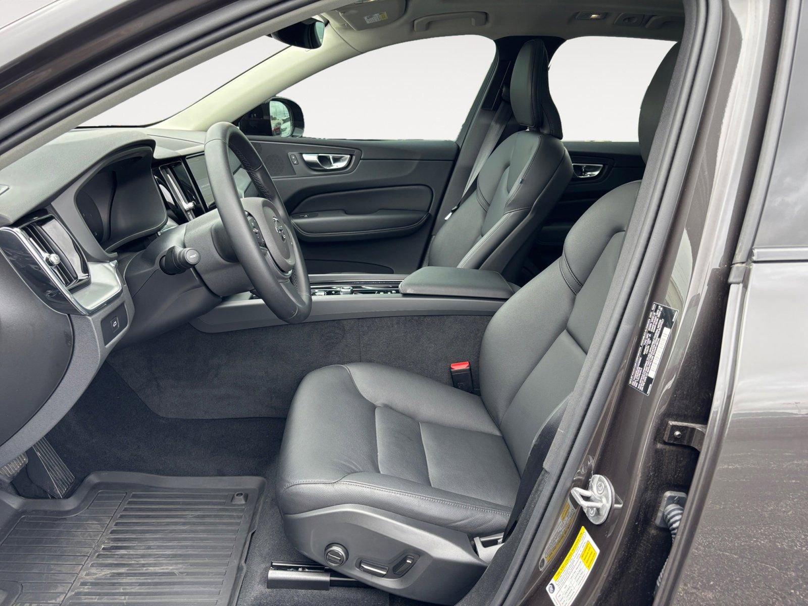 Used 2025 Volvo XC60 B5 Core w/ Climate Package image 9