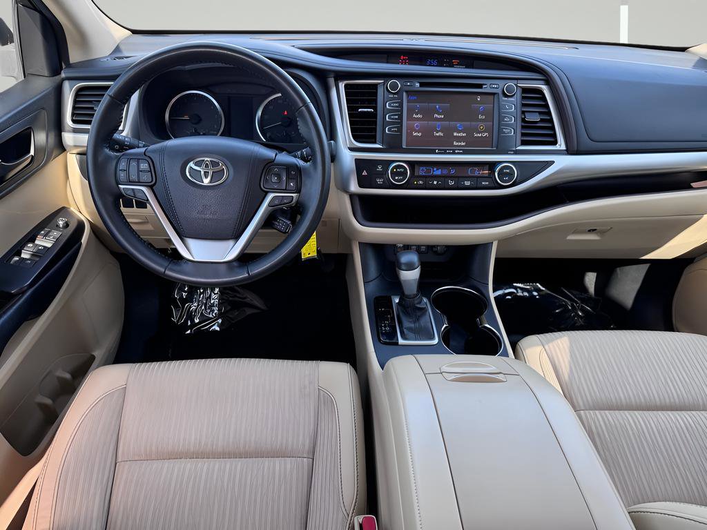 Used 2017 Toyota Highlander Plus FWD image 5