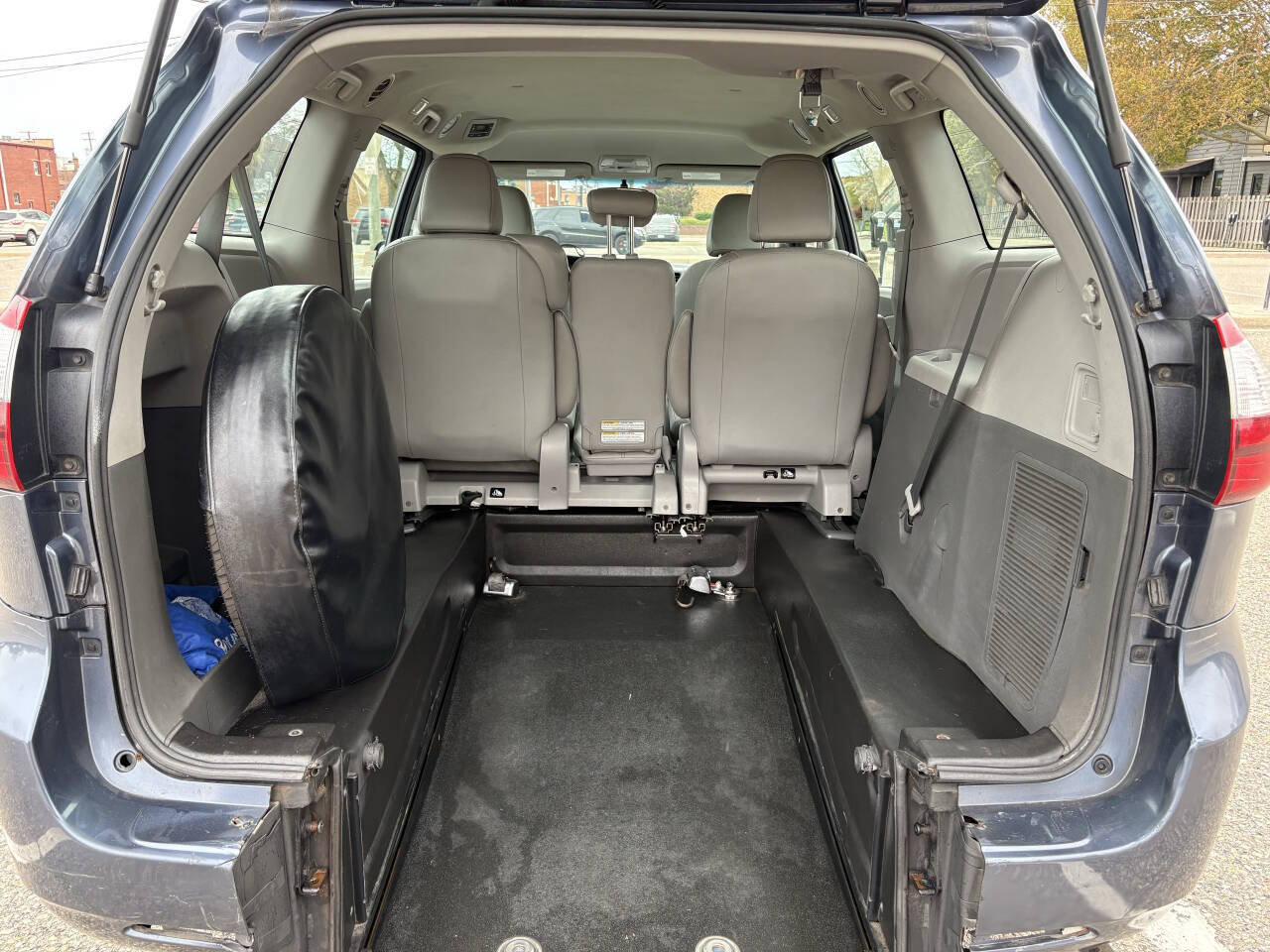 Used 2017 Toyota Sienna L FWD image 34