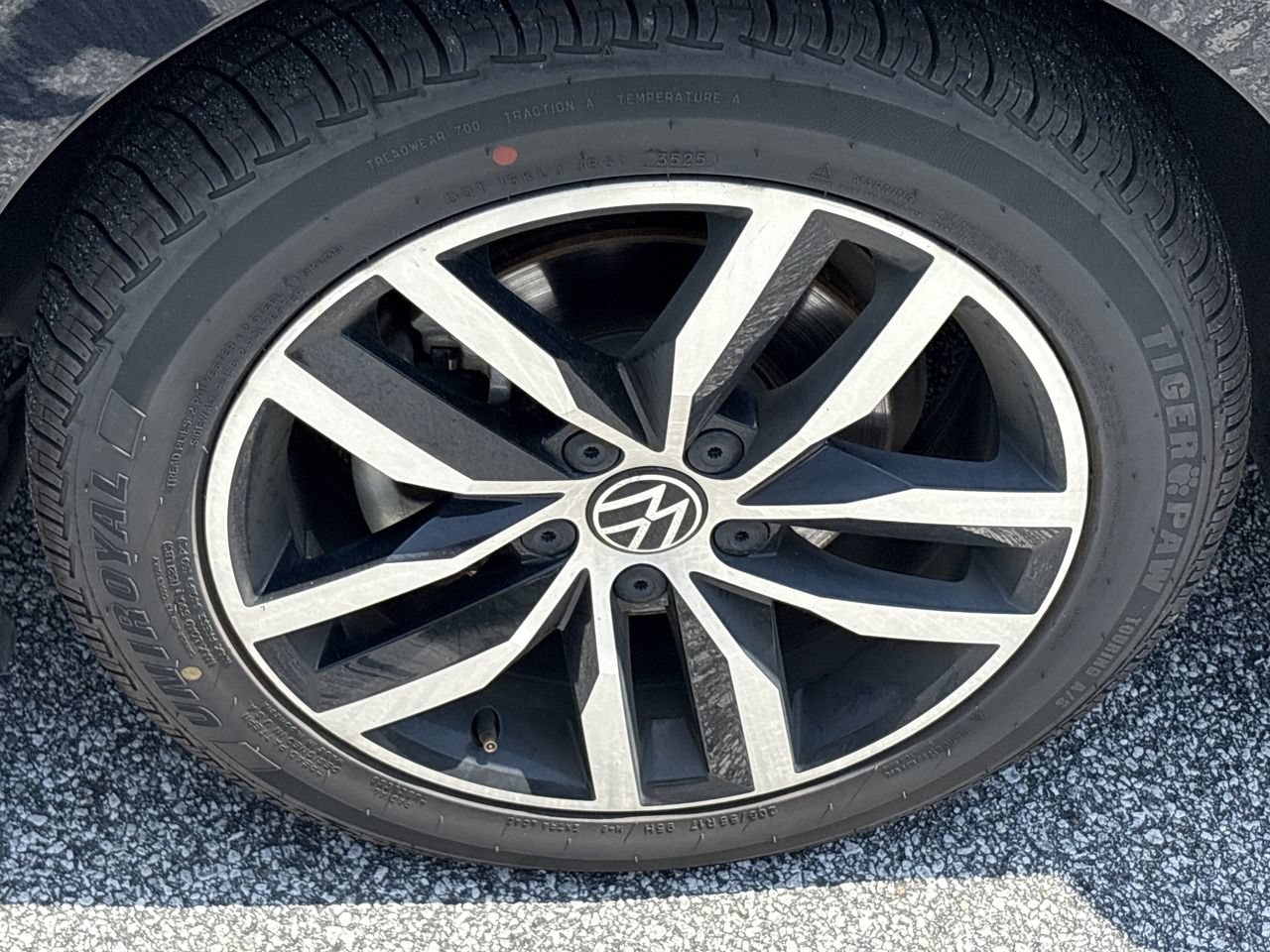 Used 2025 Volkswagen Jetta SE FWD image 30