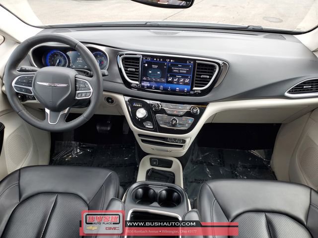 Used 2023 Chrysler Pacifica Touring-L image 9