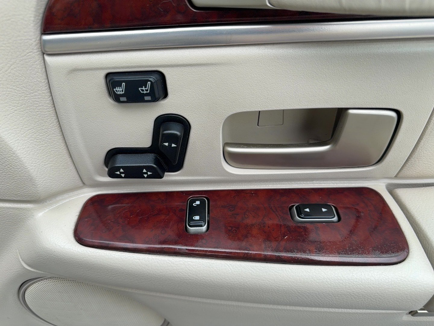 Used 2004 Lincoln Town Car Ultimate RWD image 19