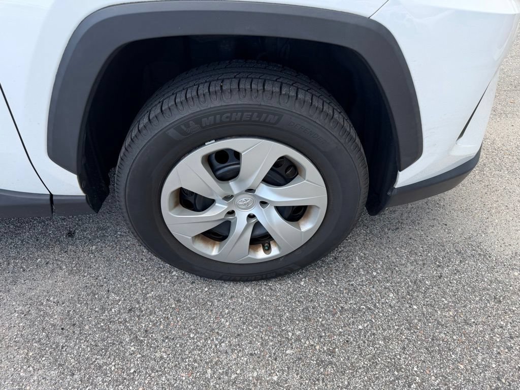 Used 2021 Toyota RAV4 LE FWD image 4