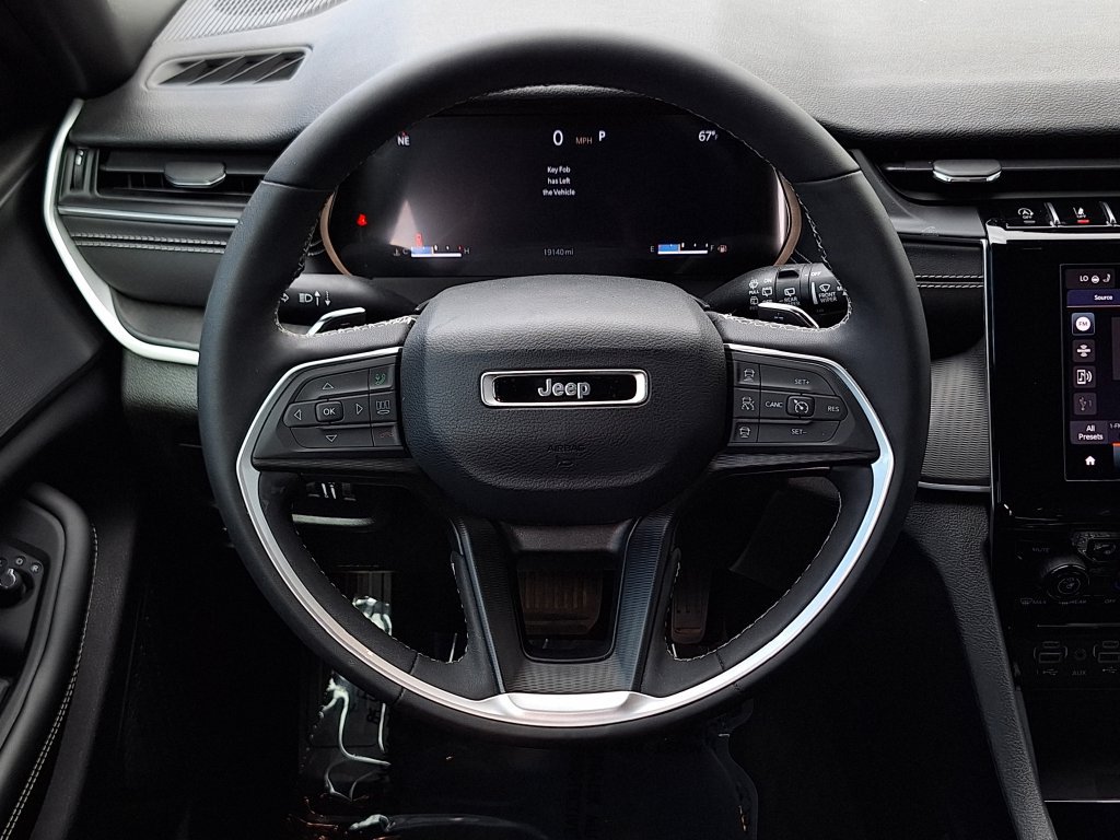 Used 2023 Jeep Grand Cherokee Altitude AWD/4WD image 15
