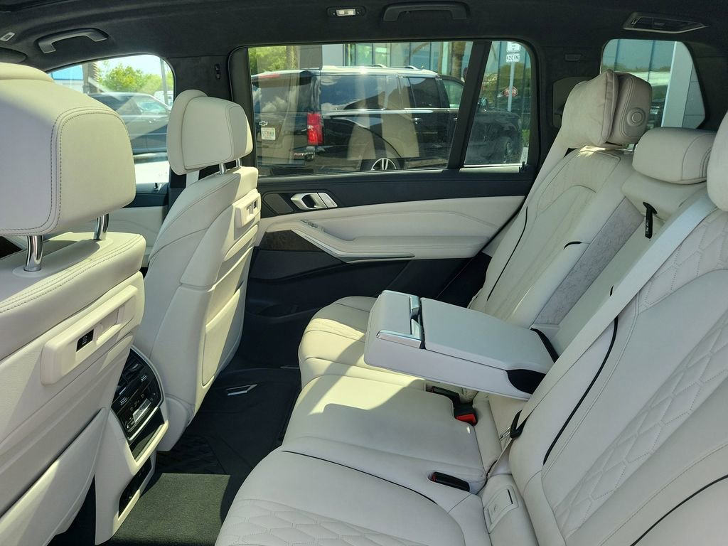 Used 2022 BMW X7 M50i w/ Dynamic Handling Package AWD/4WD image 16