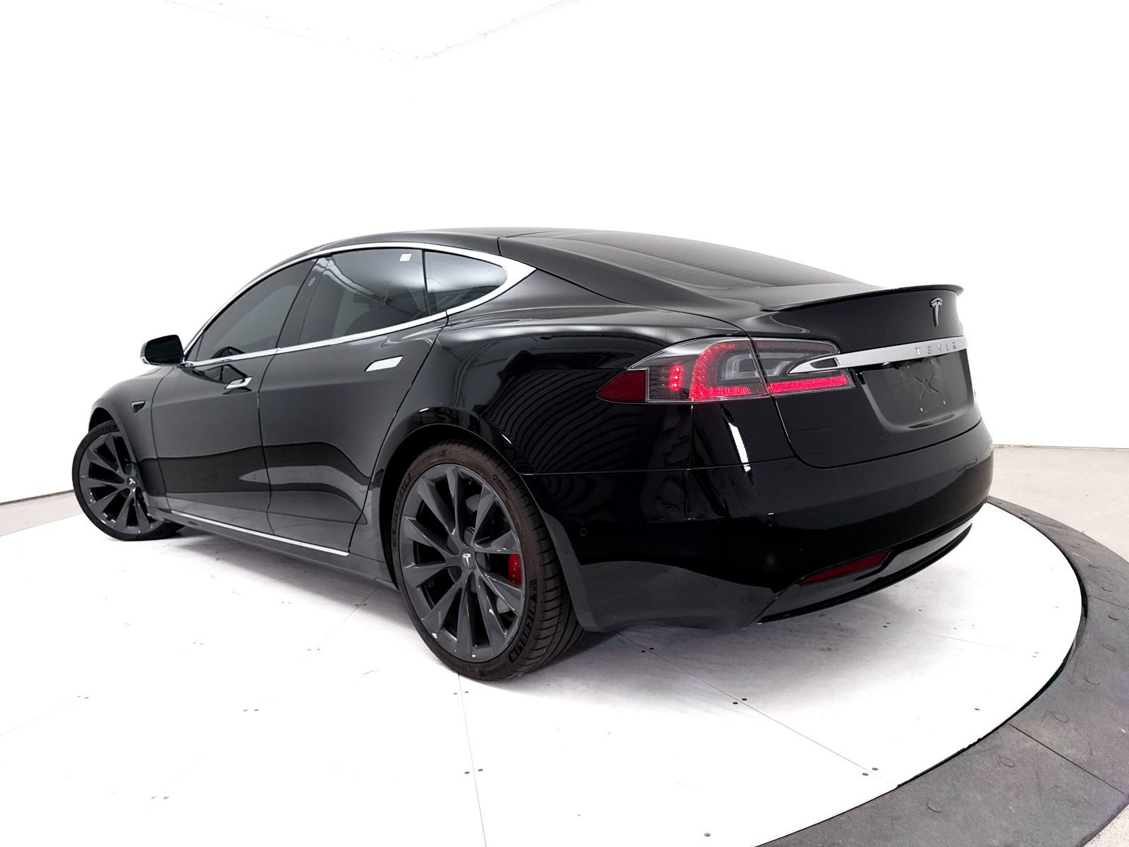 Used 2021 Tesla Model S Performance AWD/4WD image 2
