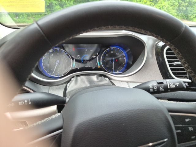 Used 2023 Chrysler Pacifica Touring-L FWD image 19