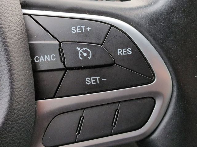 Used 2017 Chrysler Pacifica Touring-L w/ Tire & Wheel Group image 19