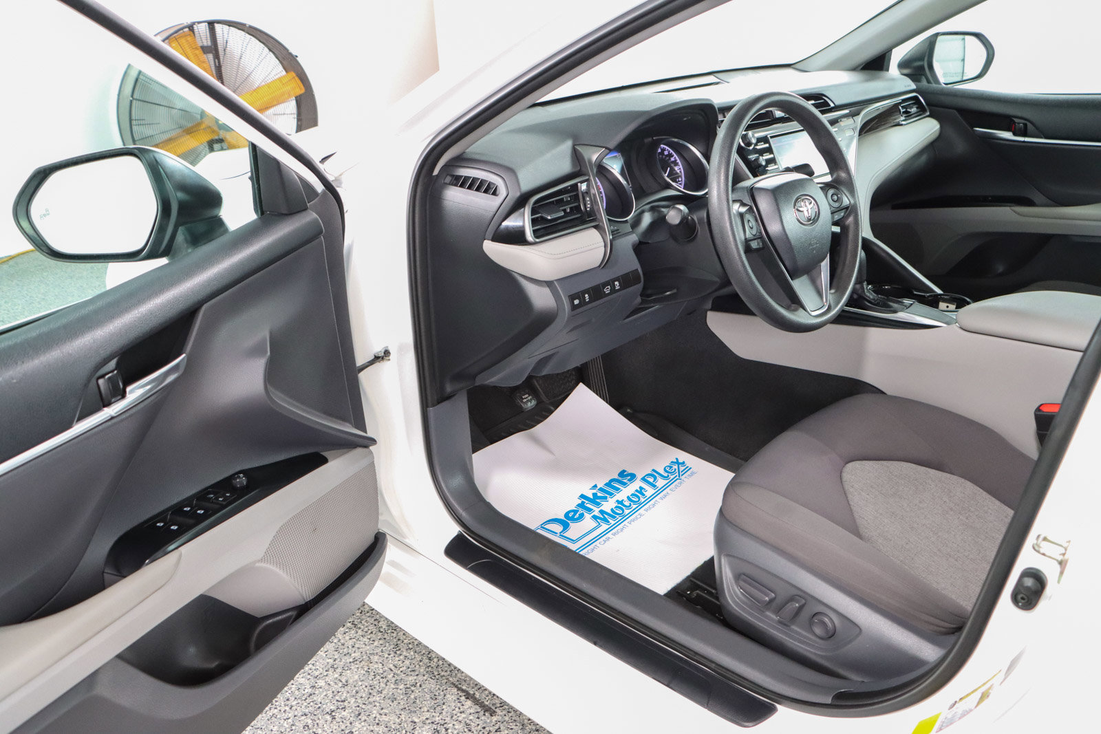 Used 2020 Toyota Camry LE image 3