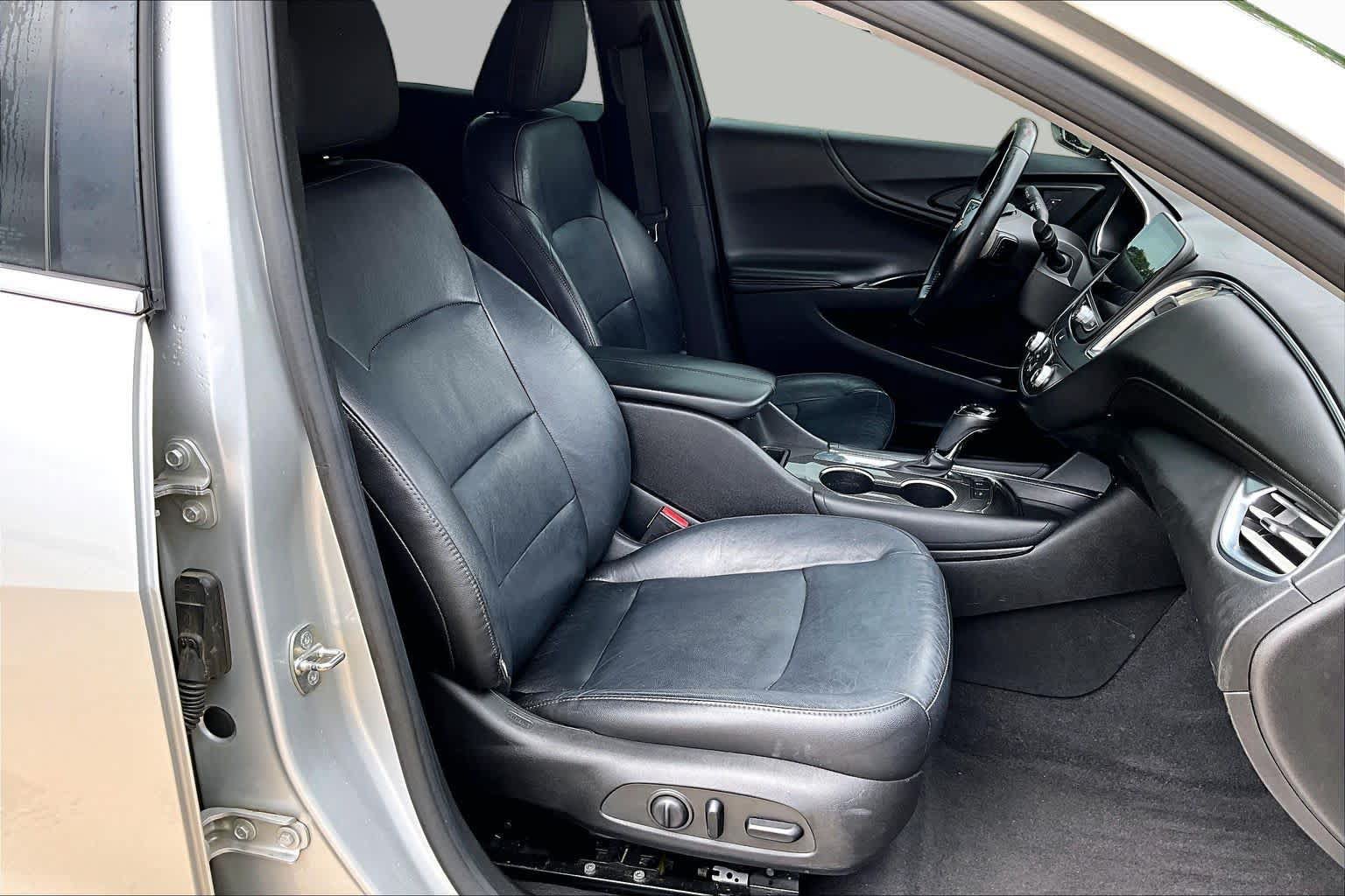 Used 2017 Chevrolet Malibu LT w/ Leather Package FWD image 9