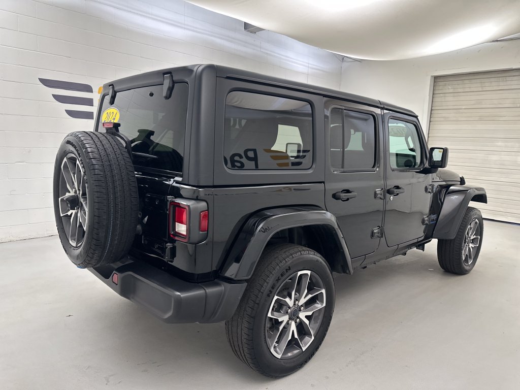 Used 2024 Jeep Wrangler Unlimited w/ Convenience Group AWD/4WD image 8