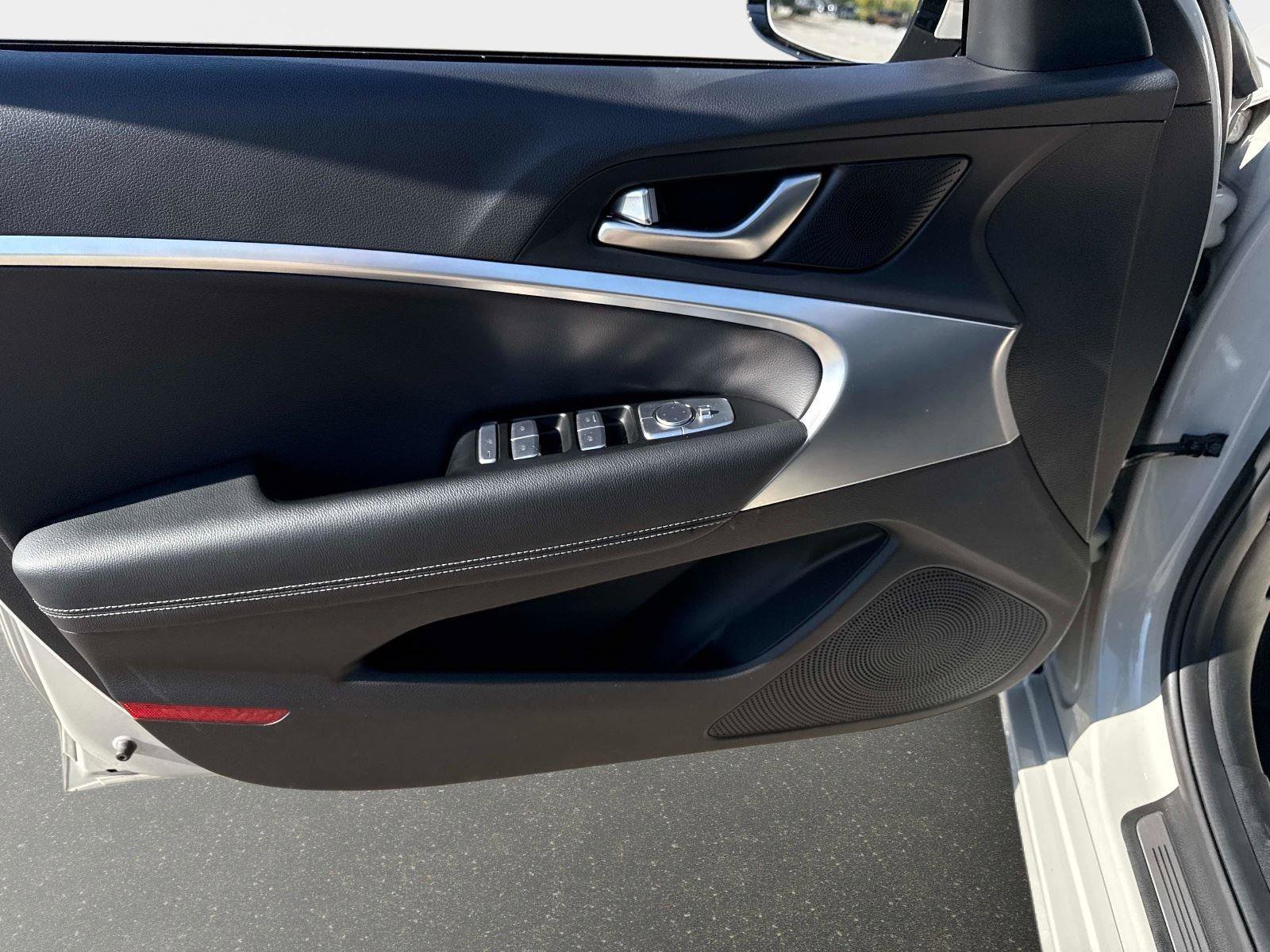 Used 2025 Genesis G70 2.5T image 18