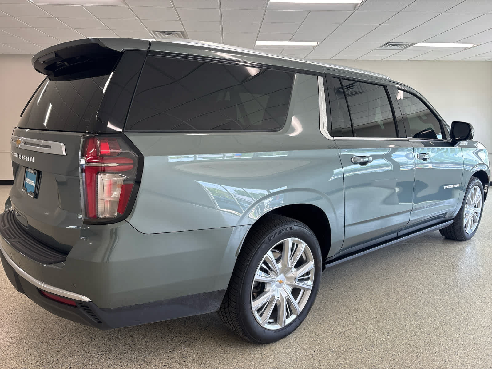 Used 2024 Chevrolet Suburban High Country AWD/4WD image 5