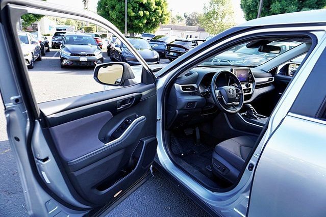 Used 2025 Toyota Highlander LE FWD image 35
