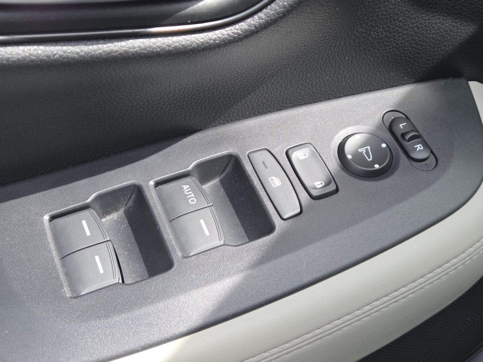 Used 2023 Honda HR-V LX image 25