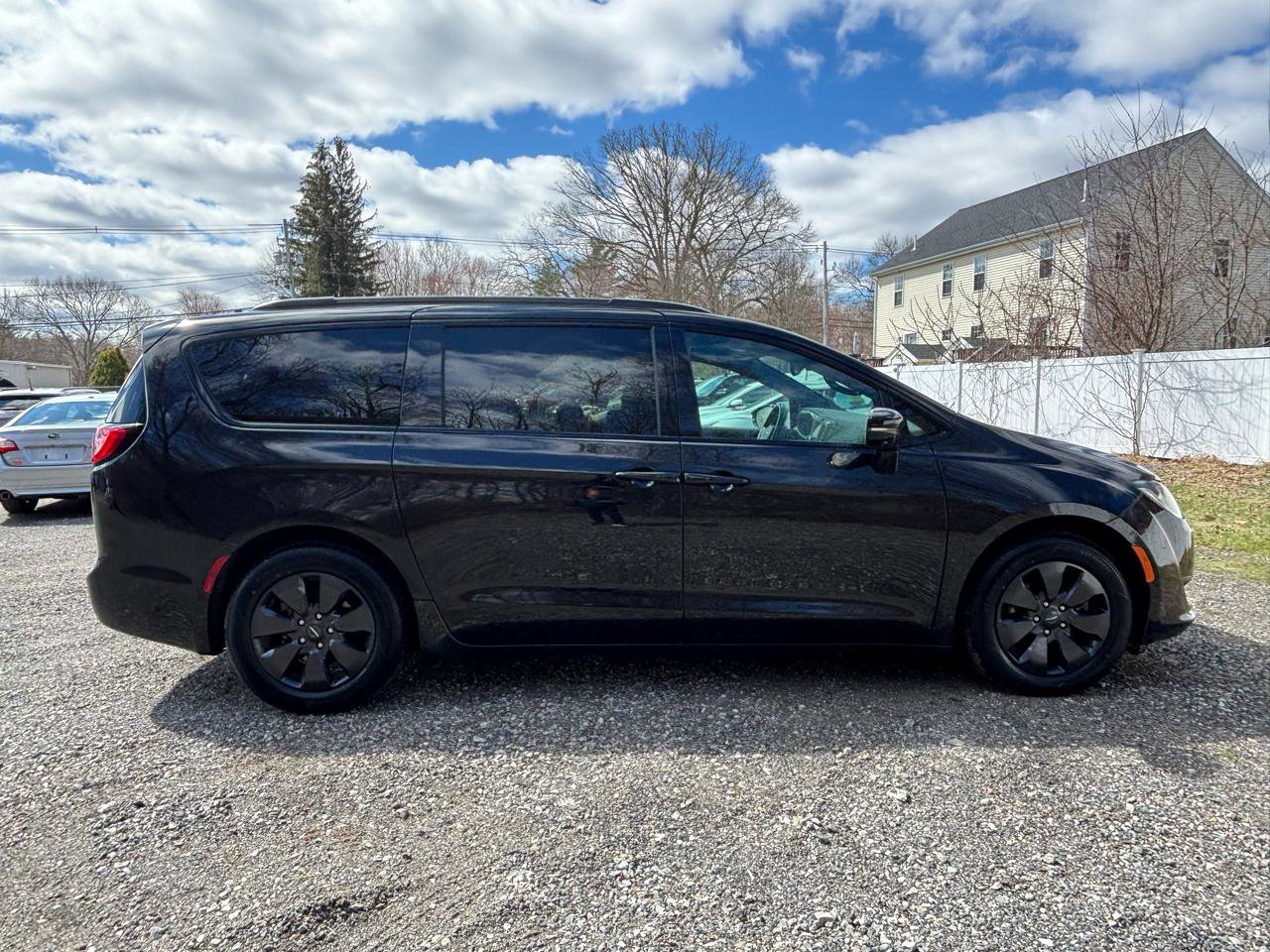 Used 2019 Chrysler Pacifica Limited w/ Advanced Safetytec Group image 2