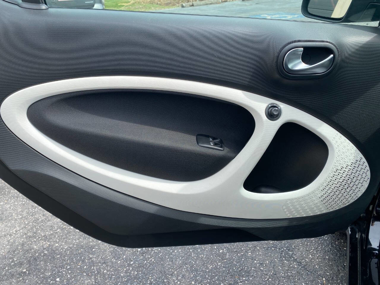 Used 2016 smart fortwo passion image 11