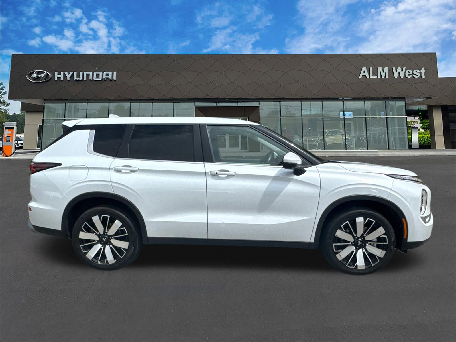 Used 2025 Mitsubishi Outlander SE FWD image 4