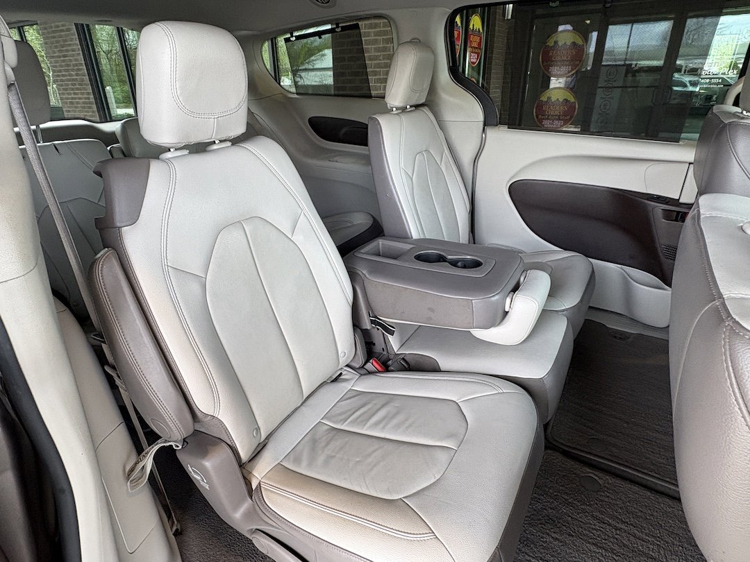 Used 2017 Chrysler Pacifica Touring-L w/ Tire & Wheel Group FWD image 30