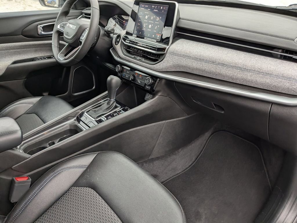 Used 2025 Jeep Compass Latitude image 35