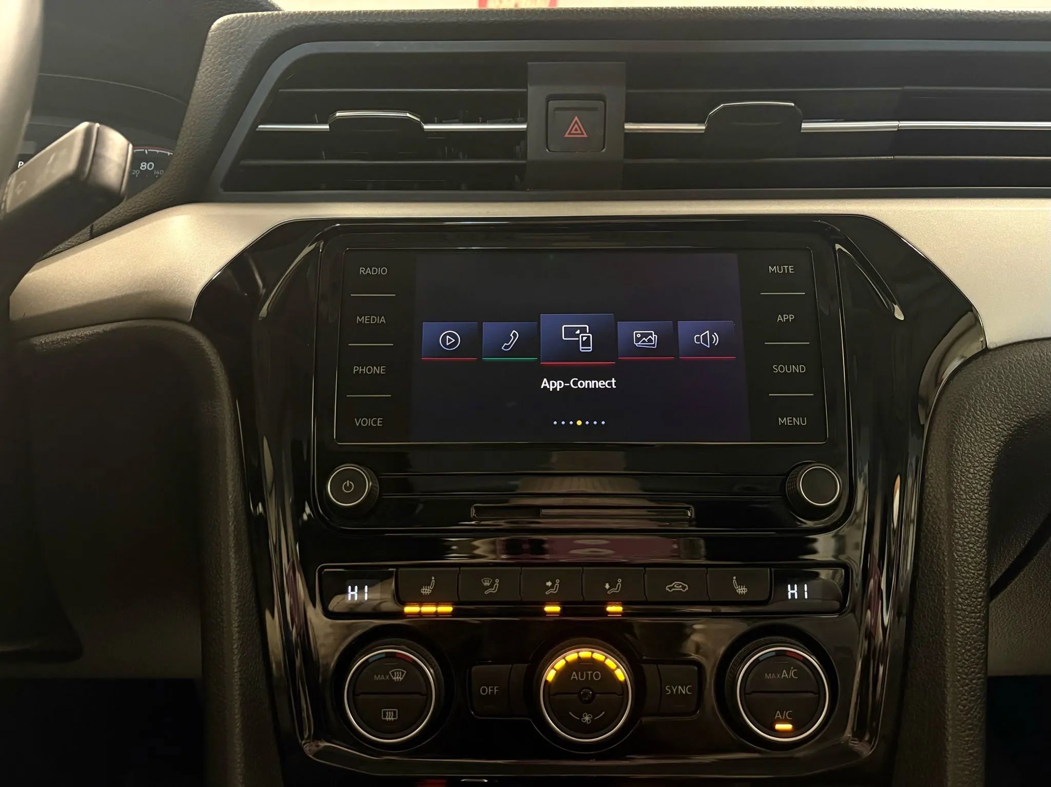 Used 2022 Volkswagen Passat 2.0T SE image 30