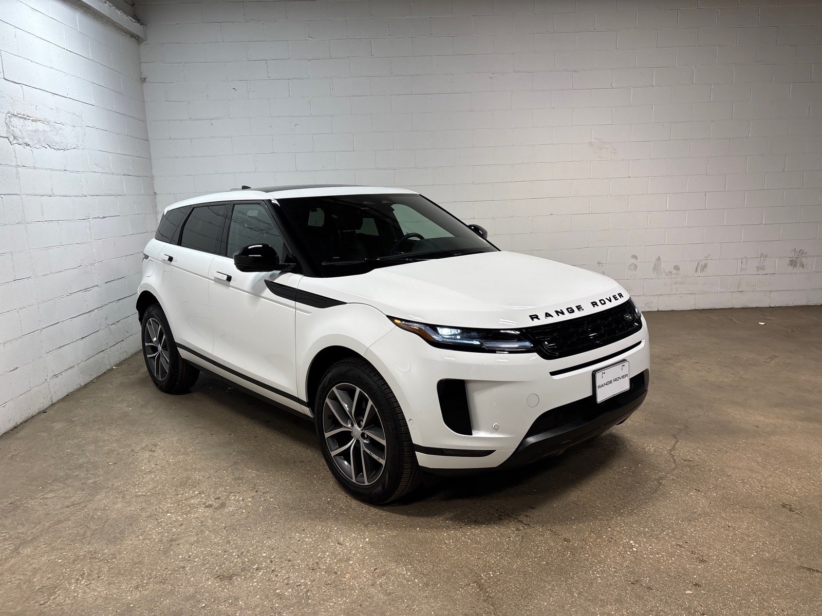 Used 2026 Land Rover Range Rover Evoque S AWD/4WD image 4