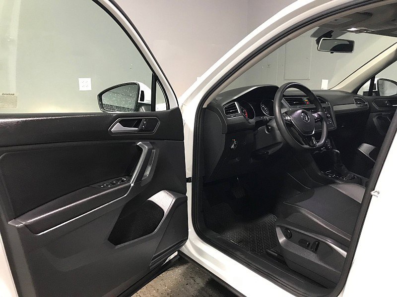 Used 2020 Volkswagen Tiguan SE w/ Panoramic Sunroof Package image 9
