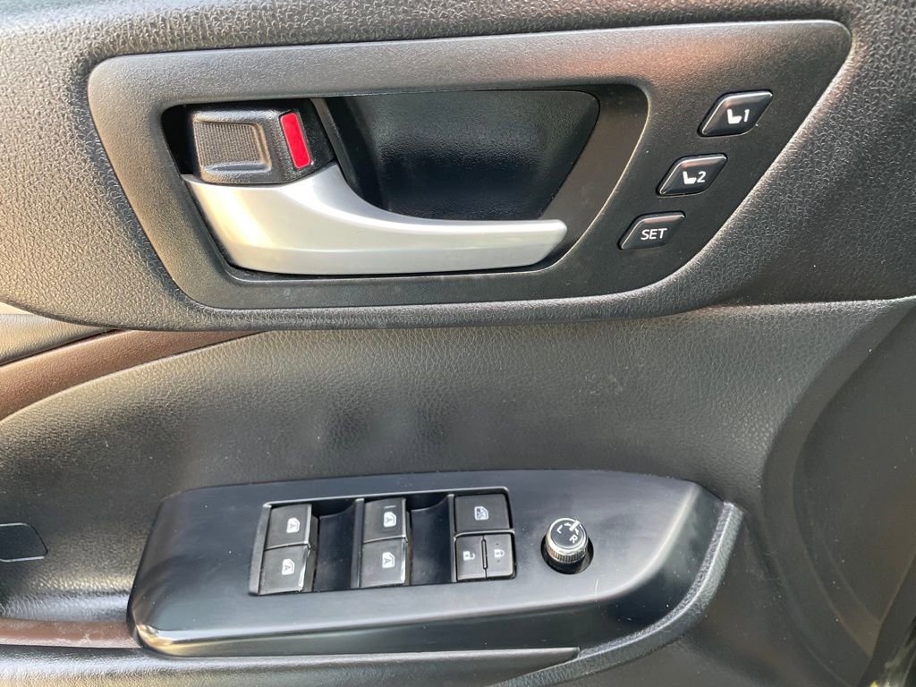 Used 2017 Toyota Highlander Limited Platinum image 25