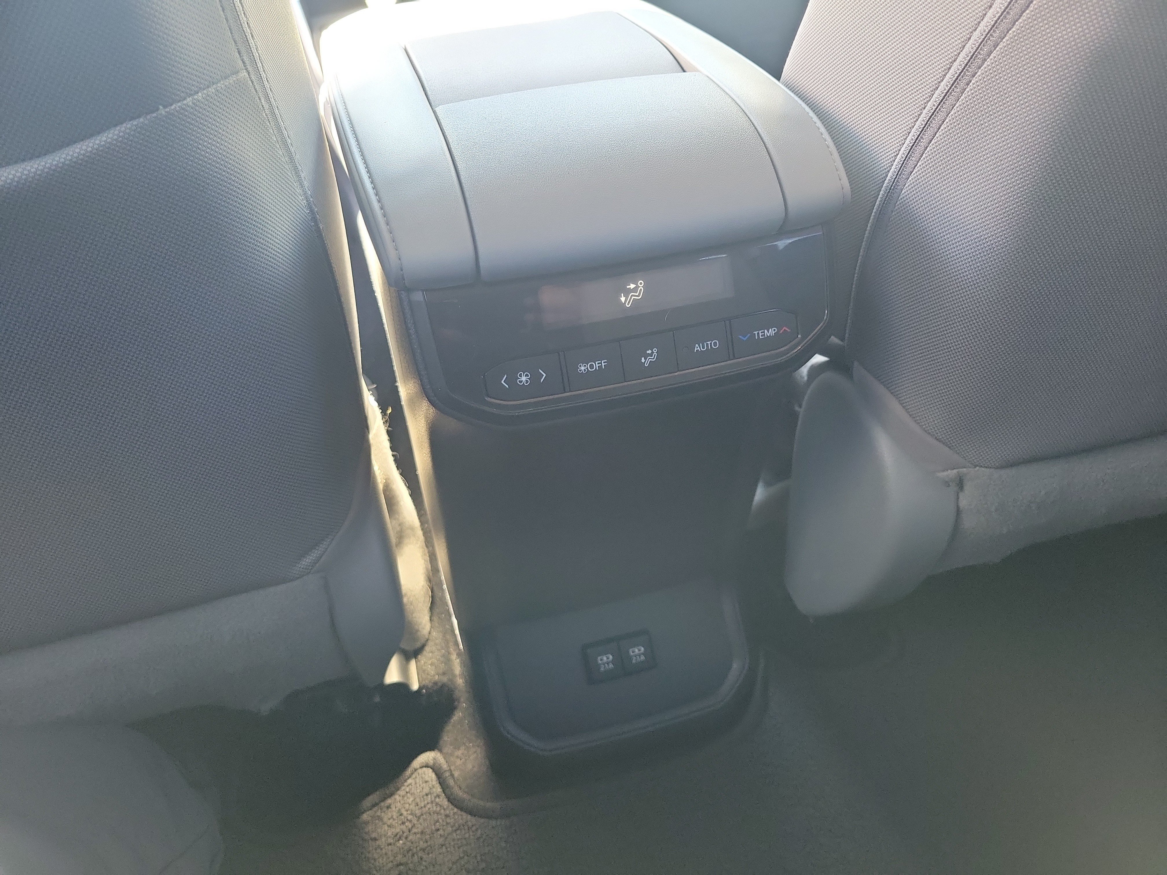 Used 2020 Toyota Highlander LE FWD image 15