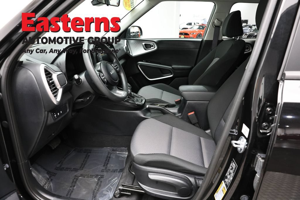 Used 2025 Kia Soul LX w/ LX Technology Package FWD image 14