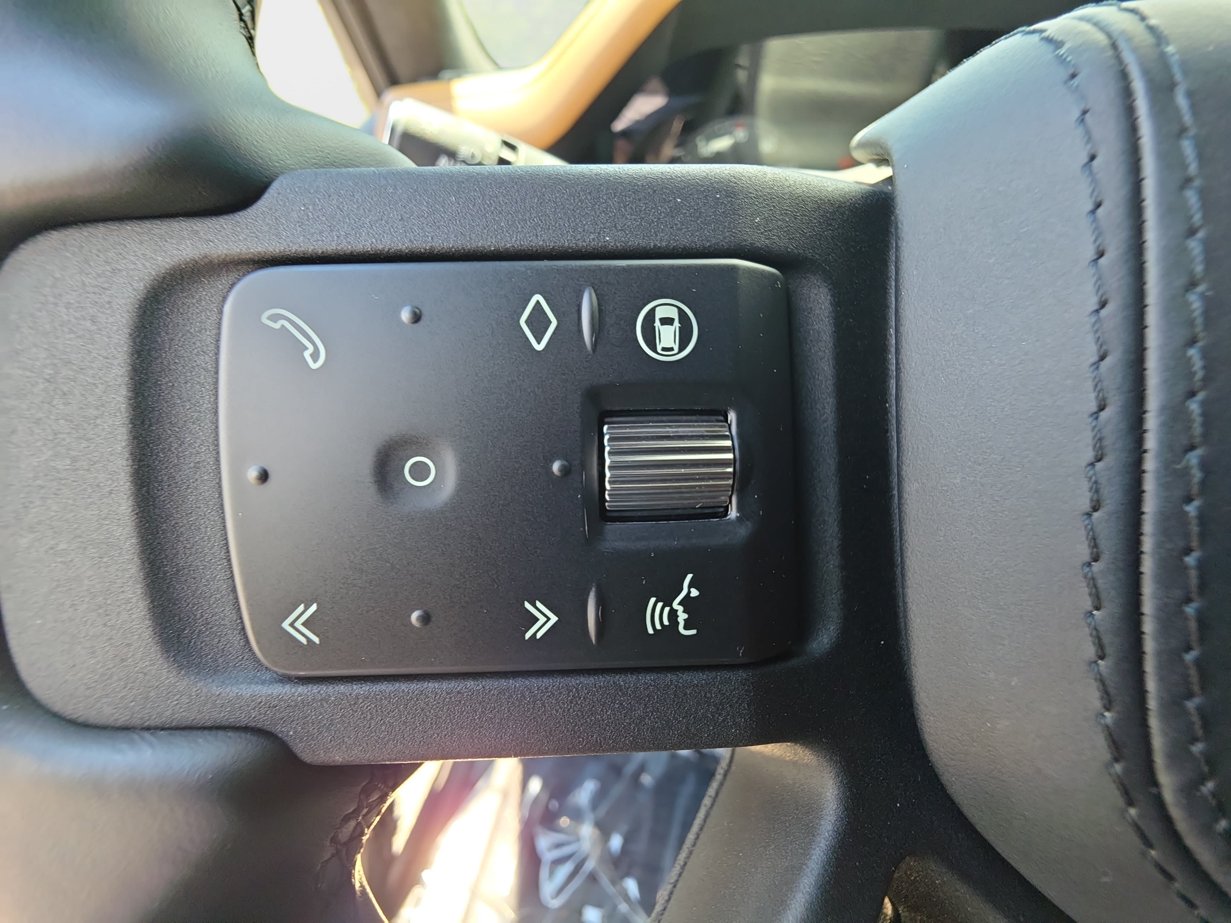 Used 2025 Land Rover Defender 110 V8 AWD/4WD image 16