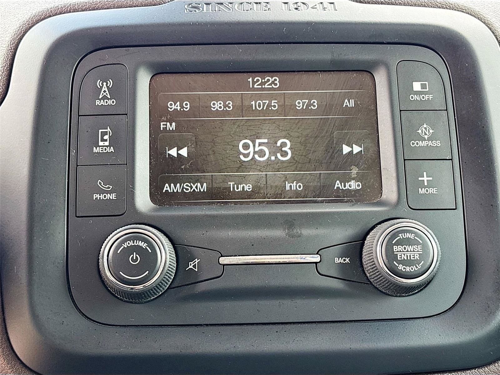 Used 2015 Jeep Renegade Latitude FWD image 14