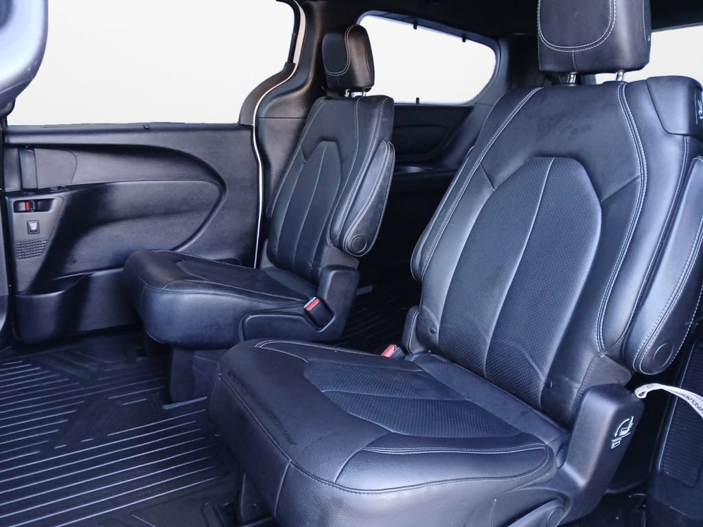 Used 2021 Chrysler Pacifica Touring-L w/ Uconnect Theater Family Group FWD image 21