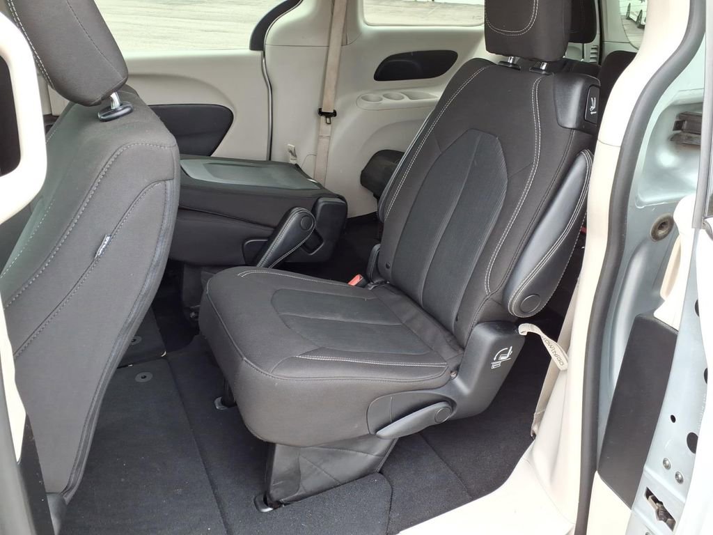 Used 2023 Chrysler Voyager LX image 23