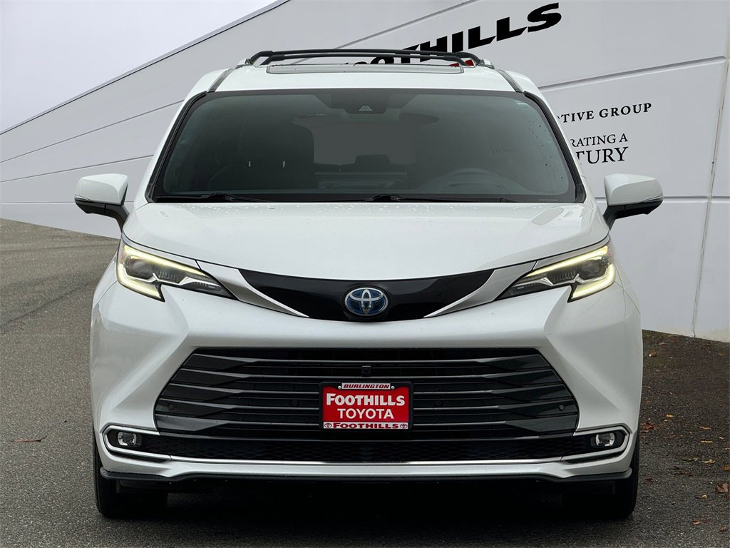 Certified 2025 Toyota Sienna Platinum image 2