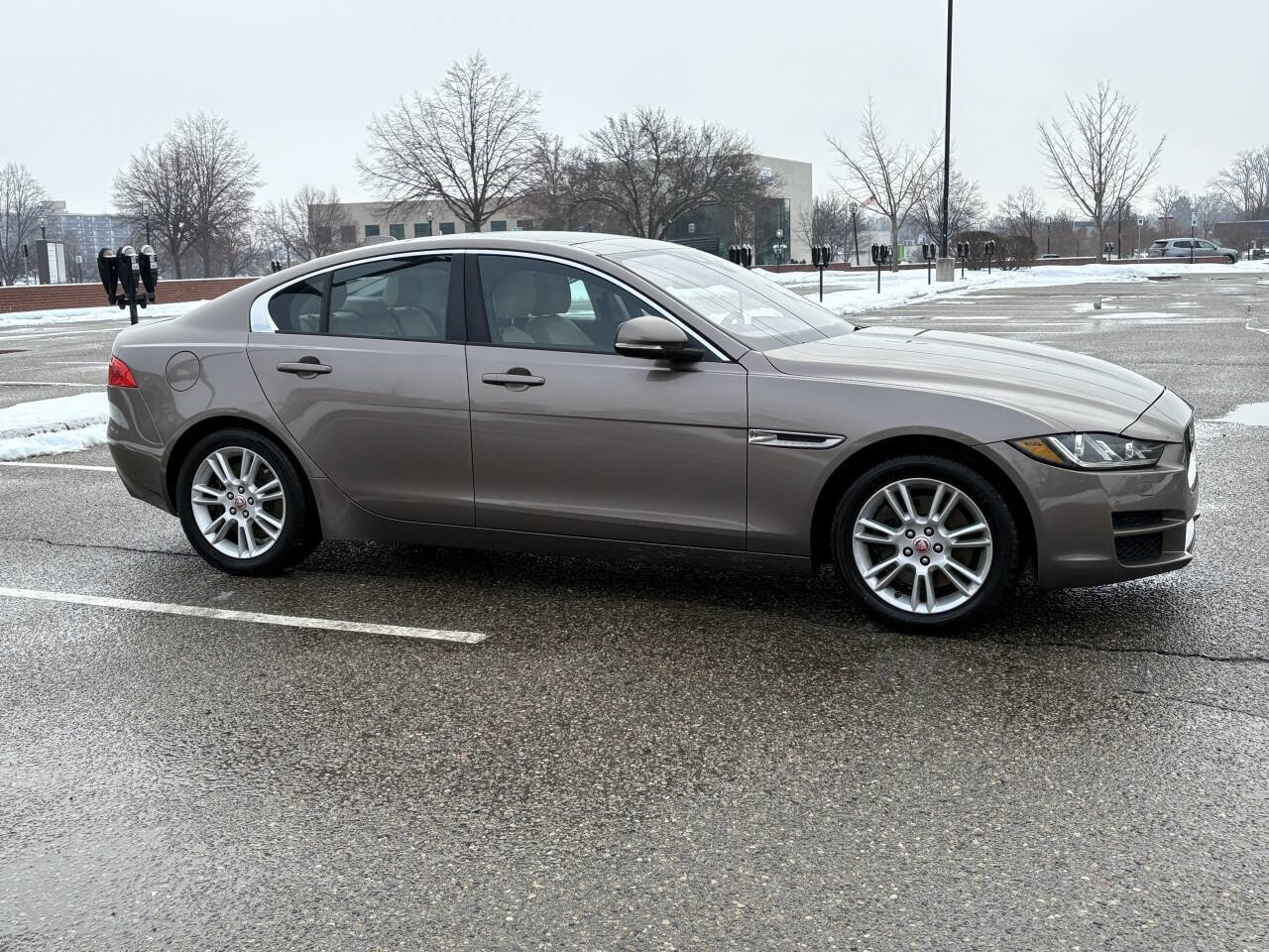 Used 2017 Jaguar XE Premium image 7