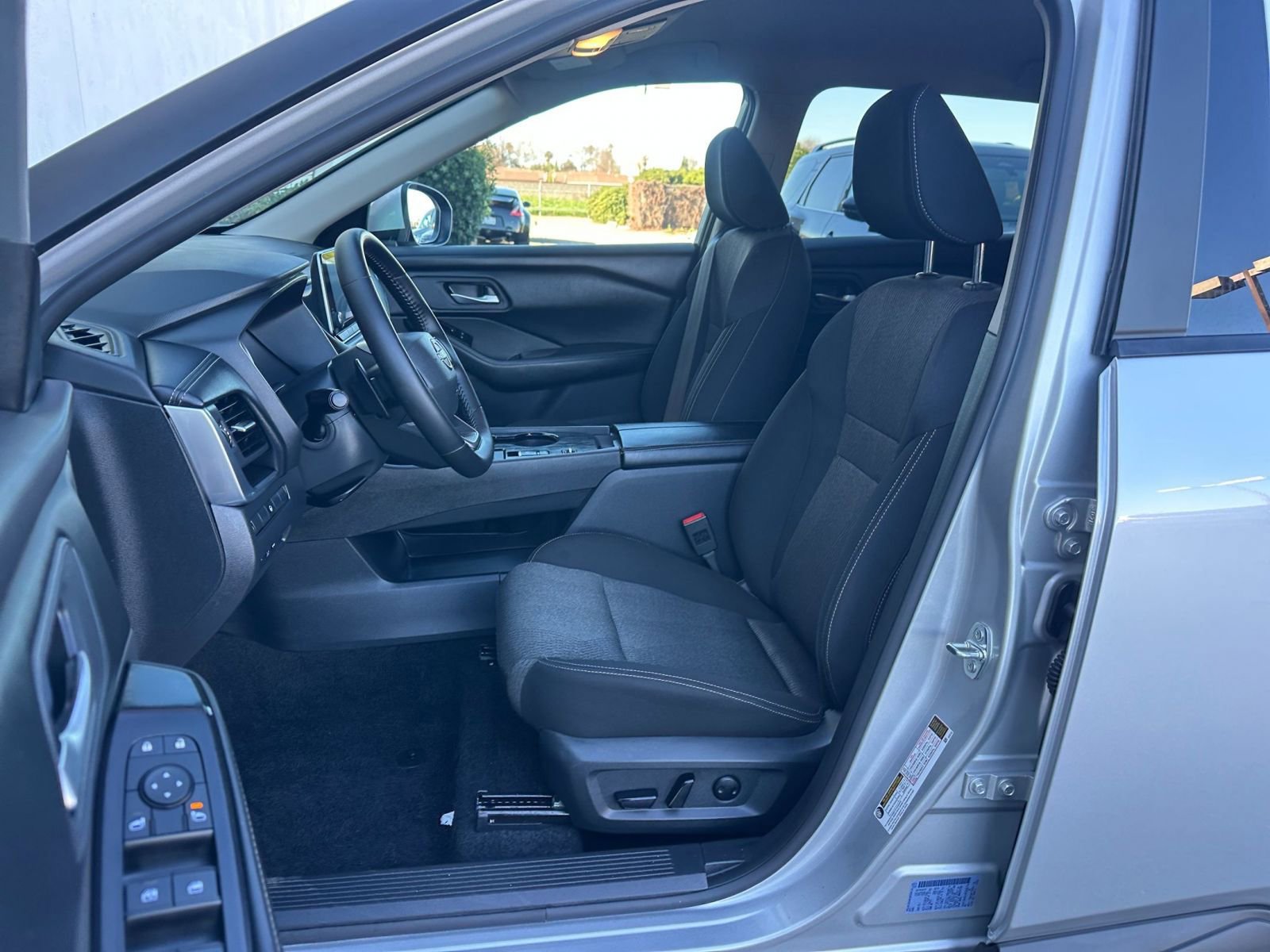 Used 2025 Nissan Rogue SV image 36