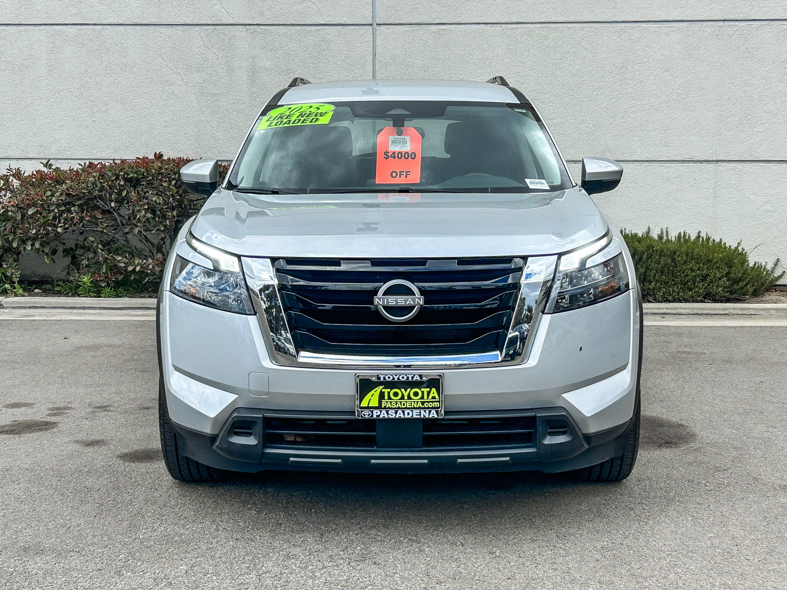 Used 2025 Nissan Pathfinder SV FWD image 2