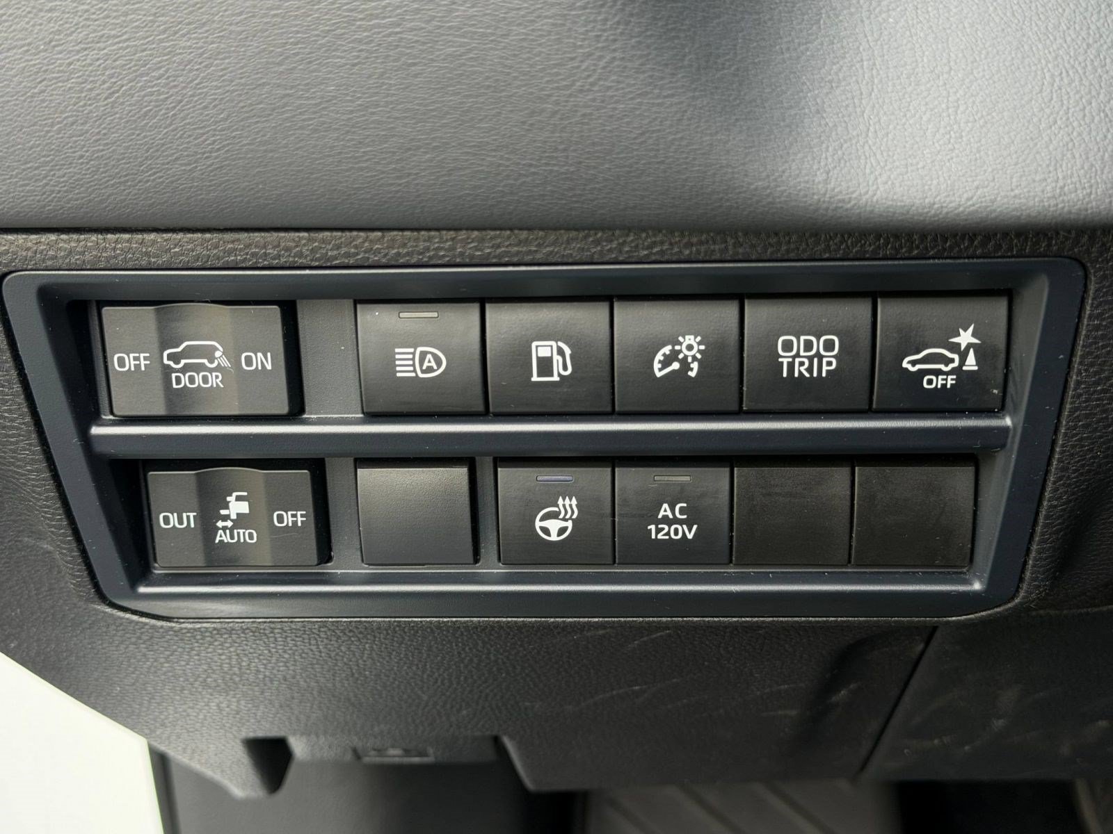 Used 2024 Toyota Sequoia Platinum AWD/4WD image 24