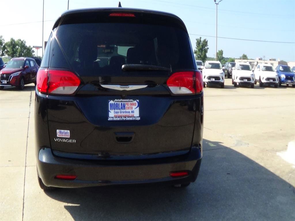Used 2022 Chrysler Voyager LX image 7
