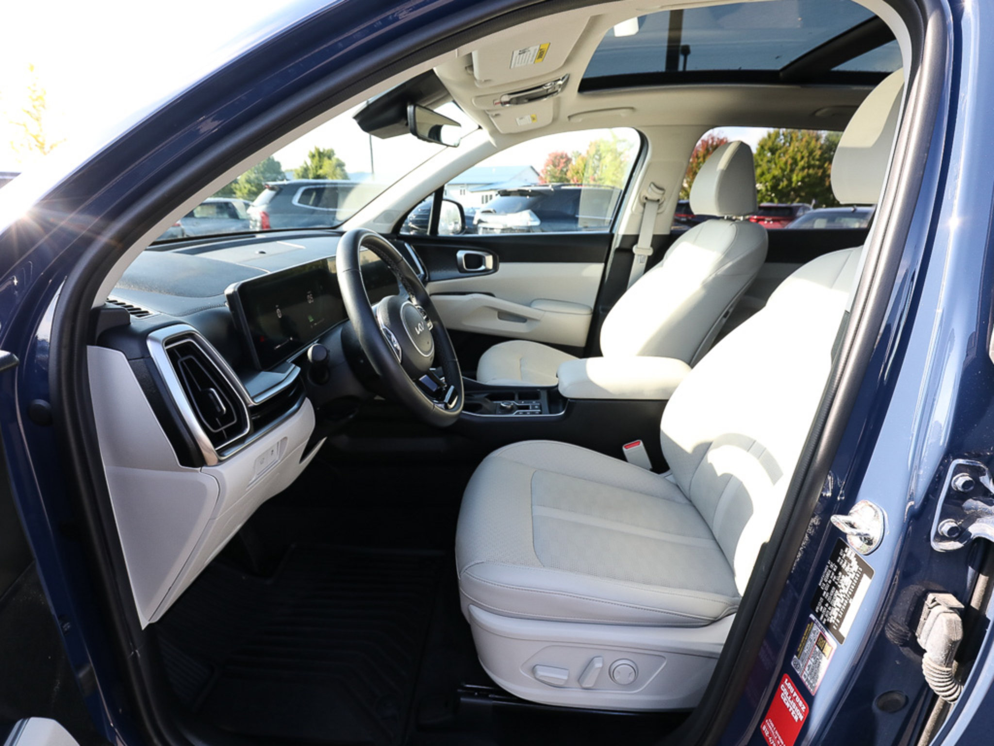 Certified 2025 Kia Sorento EX w/ Panoramic Sunroof Package AWD/4WD image 12
