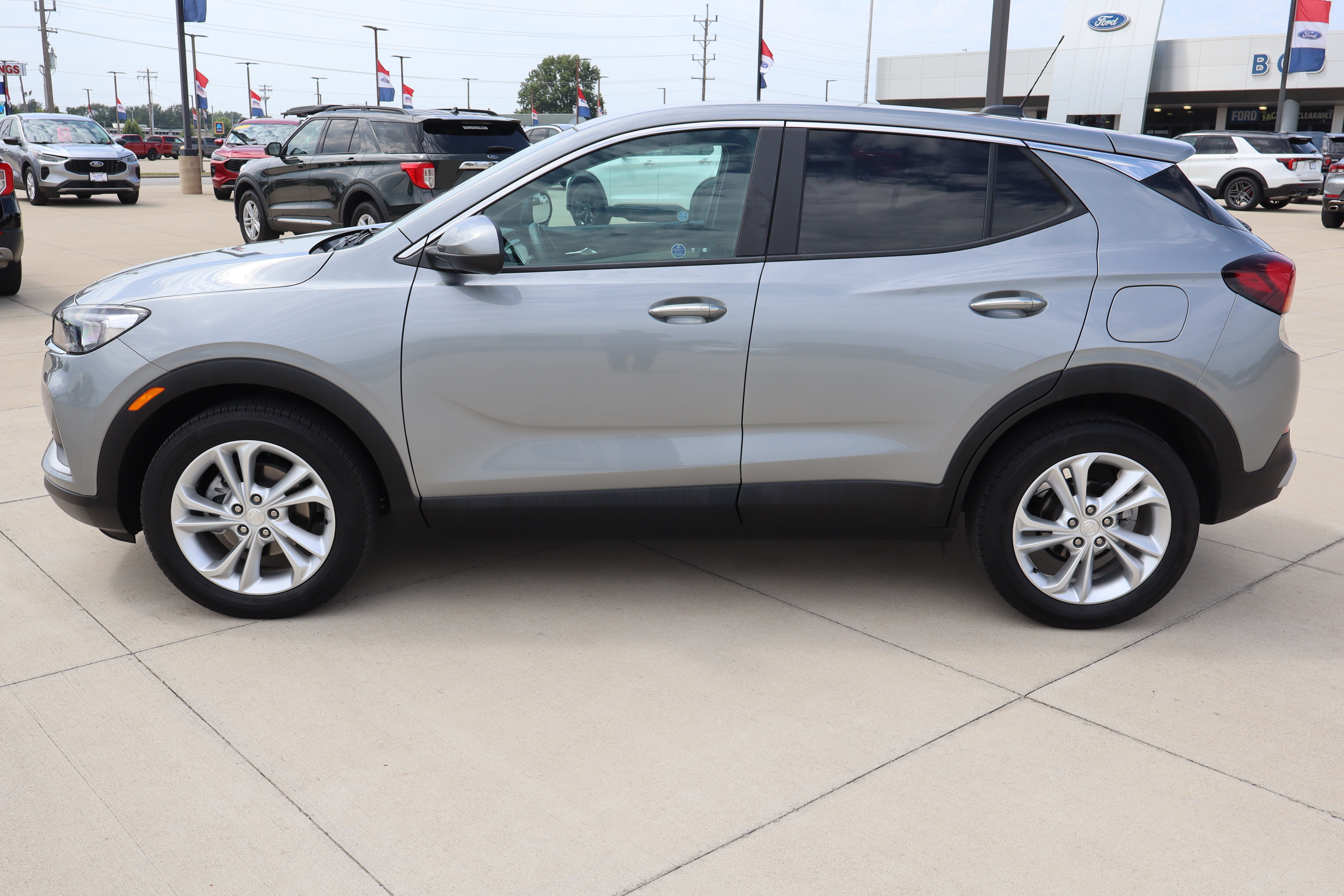 Used 2023 Buick Encore GX Preferred w/ Cold Weather Comfort Package FWD image 8