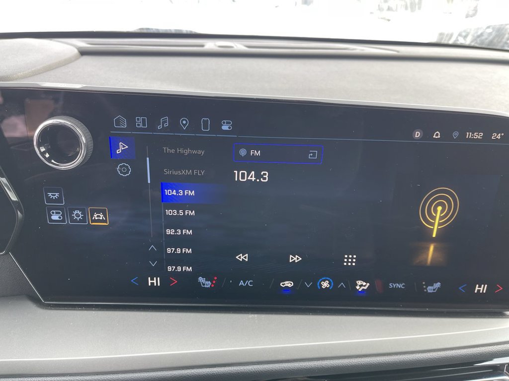 Used 2025 Chevrolet Traverse LT FWD image 16
