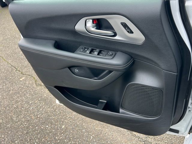 Used 2024 Chrysler Pacifica Select image 16