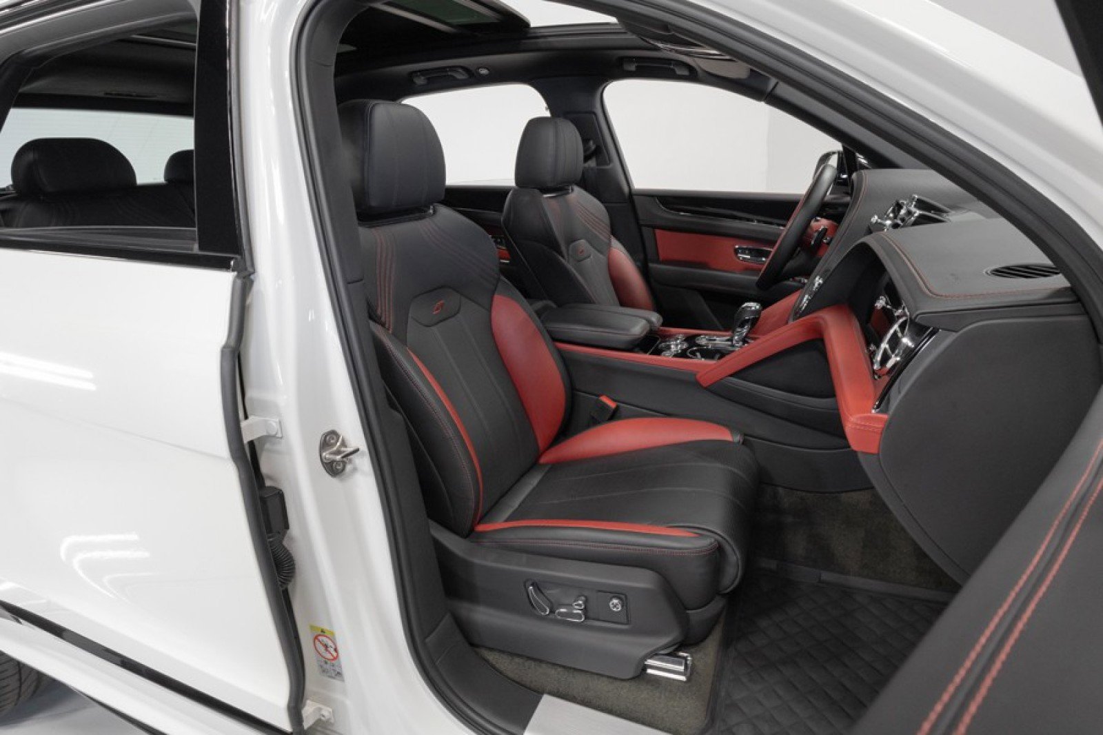 Used 2022 Bentley Bentayga AWD/4WD image 58