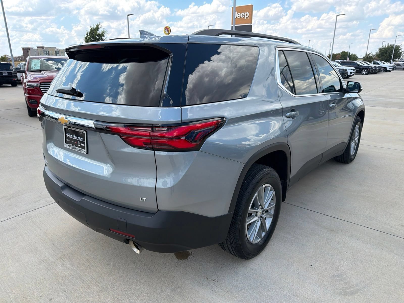 Used 2023 Chevrolet Traverse LT FWD image 5